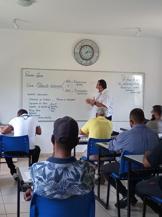 Foto 19 de 20 — Associação consegue parceria e leva curso profissionalizante para moradores do bairro